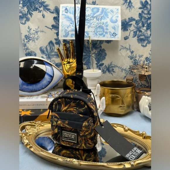 🆕 VERSACE JEANS COUTURE 🧿 NWT Baroque Print Mini Lanyard Backpack, Black - Picture 1 of 15